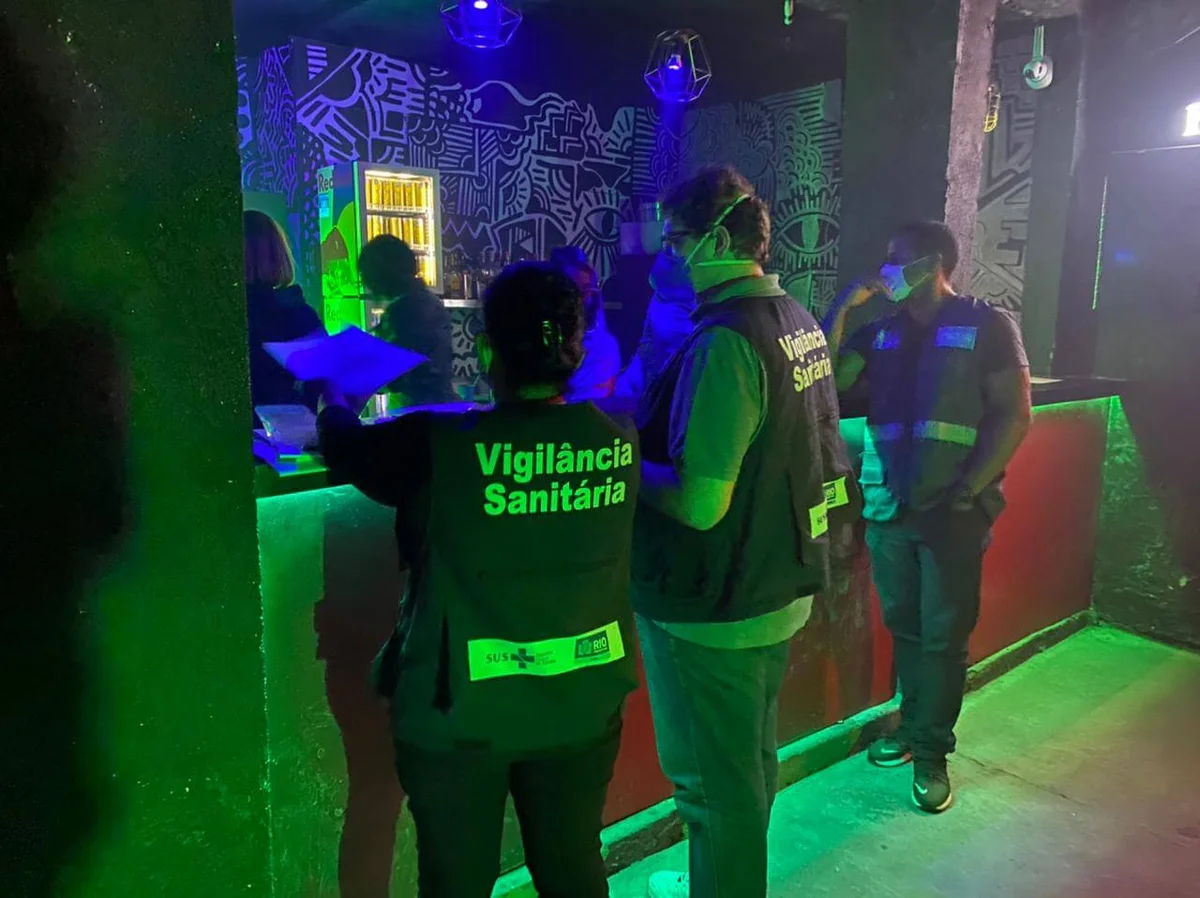 Fiscais da Vigilância Sanitária estiveram no espaço pra a interdição Fiscais da Vigilância Sanitária estiveram no espaço pra a interdição