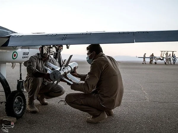 Soldados do Irã equipam avião de guerra - Metrópoles