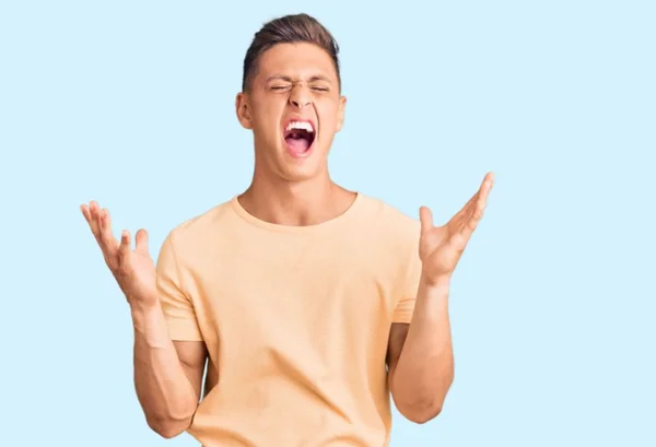 Homem com raiva, gritando com uma blusa marrom - Metrópoles