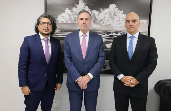 Foto colorida mostra Ex-presidente do STF e ministro recebem relator especial para liberdade de expressão da CIDH - Metrópoles