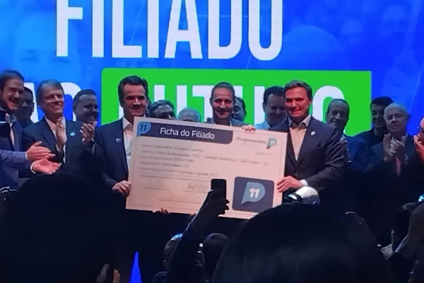 Imagem colorida mostra Guilherme Derrite e Ciro Nogueira durante filiação do secretário ao PP - Metrópoles