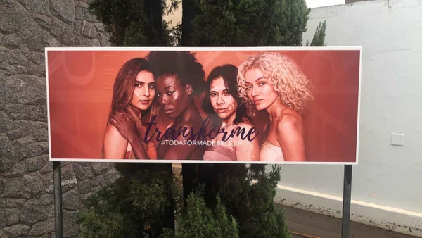 Salão de beleza é alvo de pichação racista contra mulher negra