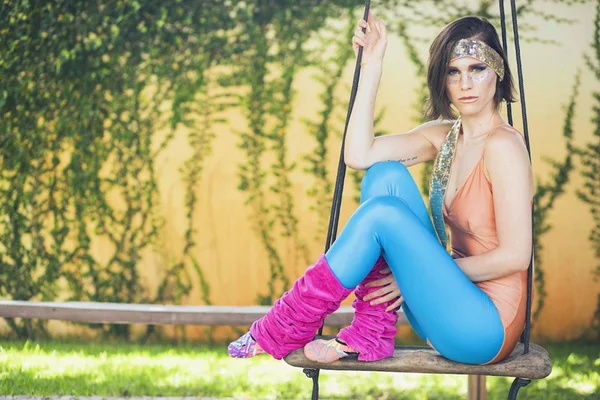 É Carnaval! Aposte no brilho dos anos 1980 para montar o look