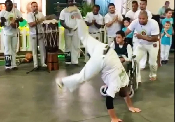 Professor joga capoeira com aluno cadeirante e emociona web