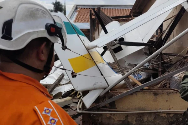 Avião de pequeno porte cai sobre casa em Goiânia; piloto é socorrido