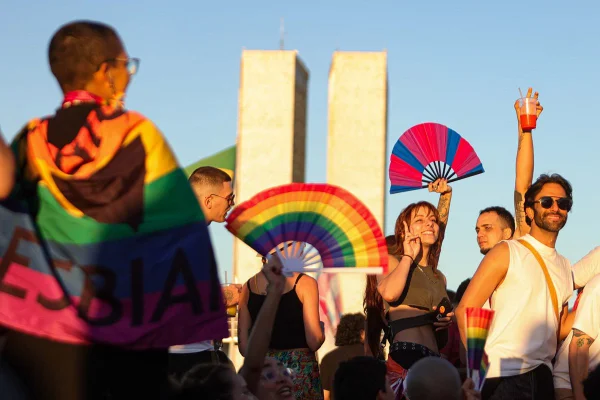 Aprovado PL que inclui a Parada LGBTQIAP+ no calendário do DF