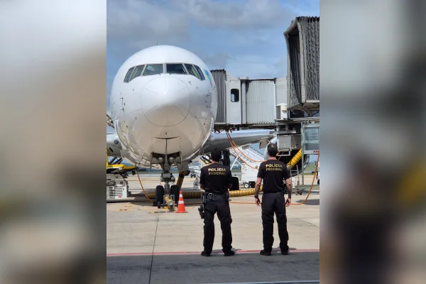 Avião com policiais federais