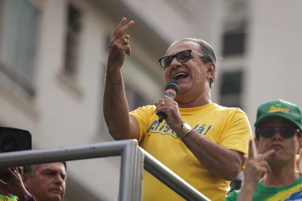 Pastor Silas Malafaia discursa em trio elétrico antes de ser procurado pela Polícia Federal