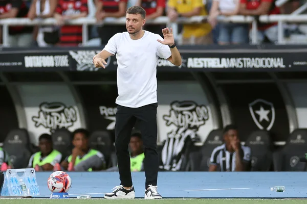 Imagem colorida do técnico do Botafogo, Martin Anselmi