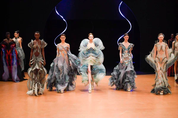 Desfile da Iris Van Herpen na Semana de Alta-Costura