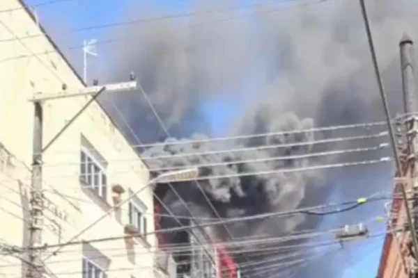 Imagem colorida, Incêndio atinge loja de prédio e gera densa fumaça no Centro de Manaus- Metrópoles