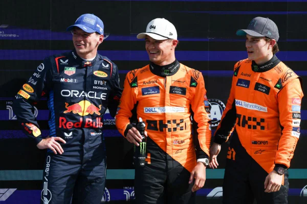 Max Verstappen da Red Bull Racing, Lando Norris e Oscar Piastri da McLaren após o treino classificatório do GP da Holanda de F1