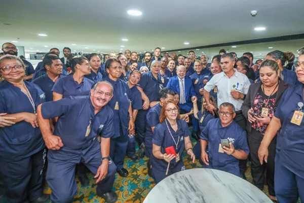Lula com funcionários da limpeza do Palácio do Planalto