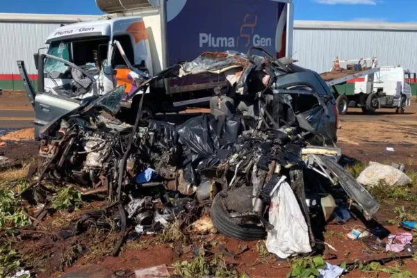 Foto colorida de carro destruído em acidente no Paraná