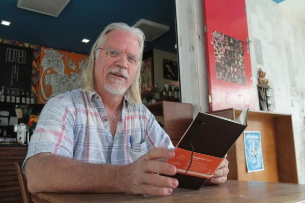 Em novo livro de poesia, Nicolas Behr se faz de criança para enxergar Brasília