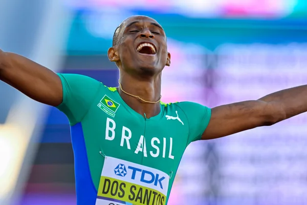 Alison dos Santos comemorando vitória - Metrópoles