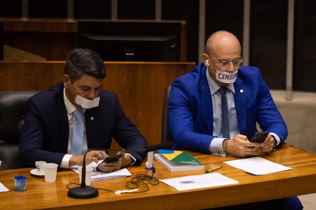 imagem colorida de Deputados da oposição ocupam a Mesa do Plenário da Câmara