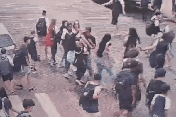Imagem colorida de dois irmãos agredindo uma adolescente de 15 anos em saída de escola - Metrópoles