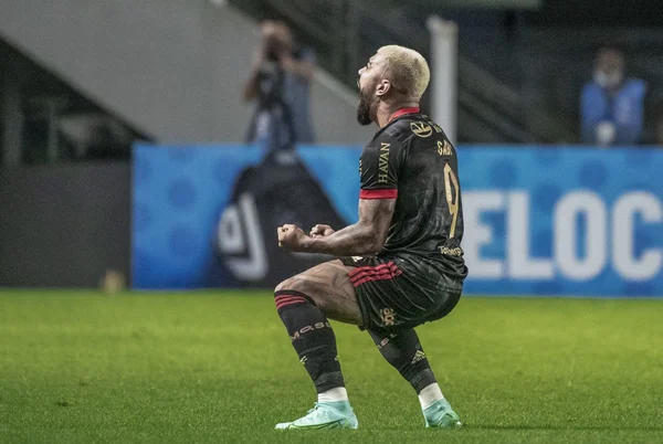 Santos leva três gols de Gabriel e é goleado pelo Flamengo na Vila Belmiro