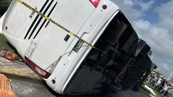 Acidente com ônibus turístico deixa mortos e feridos em Punta Cana