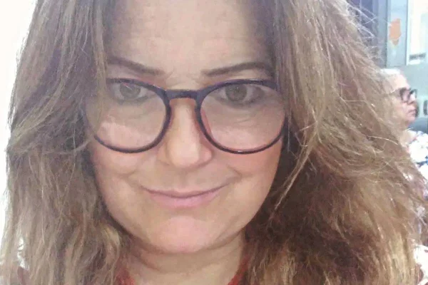 Regininha Poltergeist recebe alta após internação por surto psicótico