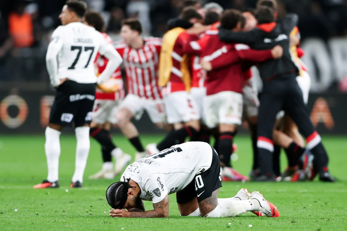 Corinthians, de Depay, foi eliminado pelo Estudiantes nas quartas da Copa Libertadores. Corinthians, de Depay, foi eliminado pelo Estudiantes nas quartas da Copa Libertadores.