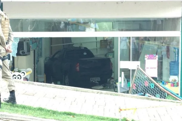 Carro invade creche e deixa cinco crianças feridas em Santa Catarina