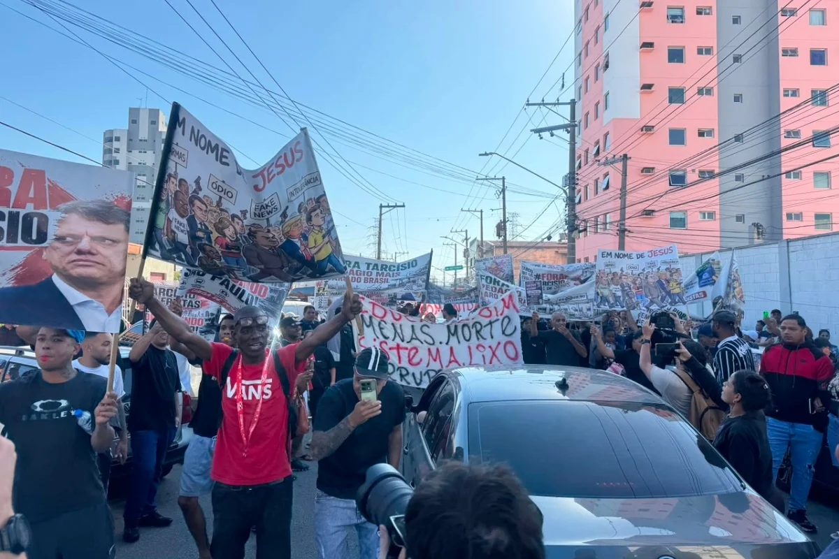 Moradores e lideranças se posicionam contra Flávio, contra o governador paulista Tarcísio (Republicanos) e contra pautas tradicionais da direita Moradores e lideranças se posicionam contra Flávio, contra o governador paulista Tarcísio (Republicanos) e contra pautas tradicionais da direita