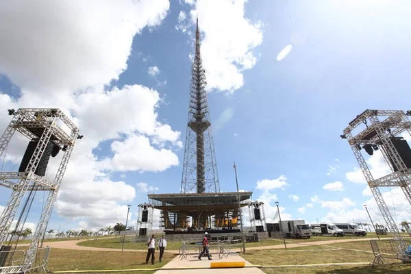 Estrutura do show de Marília Mendonça está montada na Torre de TV