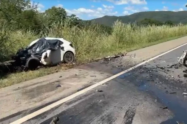 Batida frontal em caminhão e capotamento matam 3 na BR-060 e na BR-414