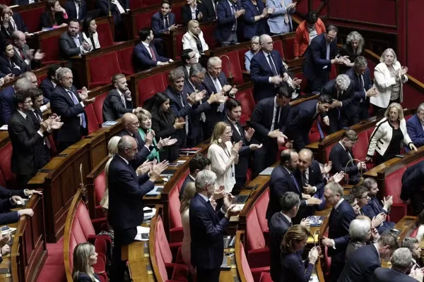 Imagem colorida de Deputados da França aplaudem aprovação de projeto de lei que garante direito à eutanásia - Metrópoles