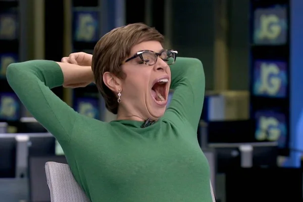 Renata Lo Prete boceja na bancada do Jornal da Globo em sinal vazado - Metrópoles