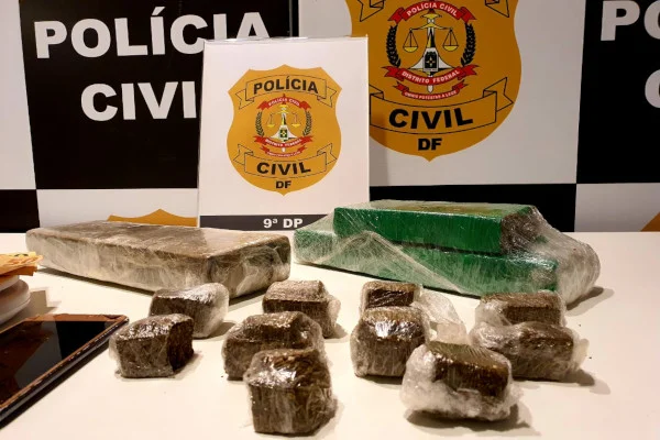 Polícia apreendeu adolescente de 15 anos que gerenciava ponto de drogas Polícia apreendeu adolescente de 15 anos que gerenciava ponto de drogas
