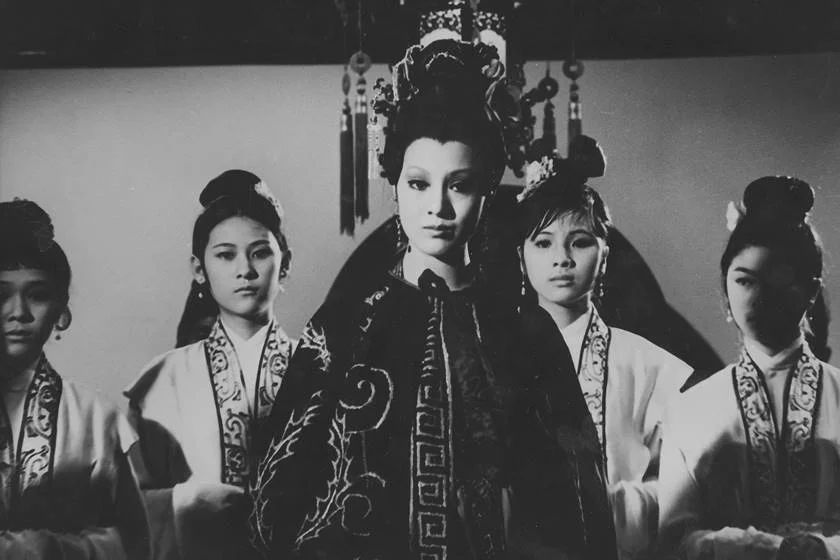 <b>Confissões Íntimas de uma Cortesã Chinesa (1972), de Chor Yuen</b>. História de vingança e indignidades. Confissões é um dos mais
belos filmes de <i>exploitation</i> já feitos. O contraste entre a aspereza da trama e a força das imagens cuidadosamente compostas por Chor Yuen é de grande força <b>Confissões Íntimas de uma Cortesã Chinesa (1972), de Chor Yuen</b>. História de vingança e indignidades. Confissões é um dos mais
belos filmes de <i>exploitation</i> já feitos. O contraste entre a aspereza da trama e a força das imagens cuidadosamente compostas por Chor Yuen é de grande força
