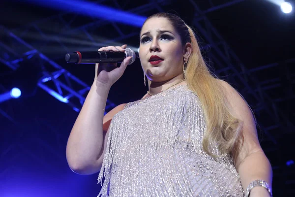 Marília Mendonça faz surpresa para fã e emociona plateia