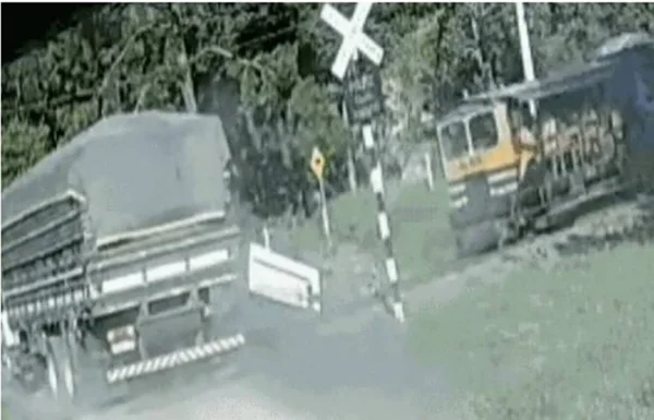 Vídeo: caminhão atravessa ferrovia, bate em trem e deixa 2 feridos