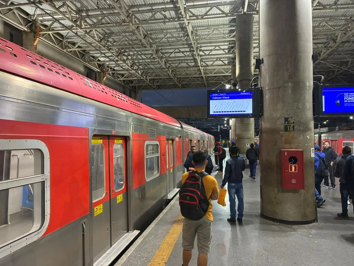 Trem da Linha 12-Safira parado na estação Brás em dia de greve da CPTM Trem da Linha 12-Safira parado na estação Brás em dia de greve da CPTM