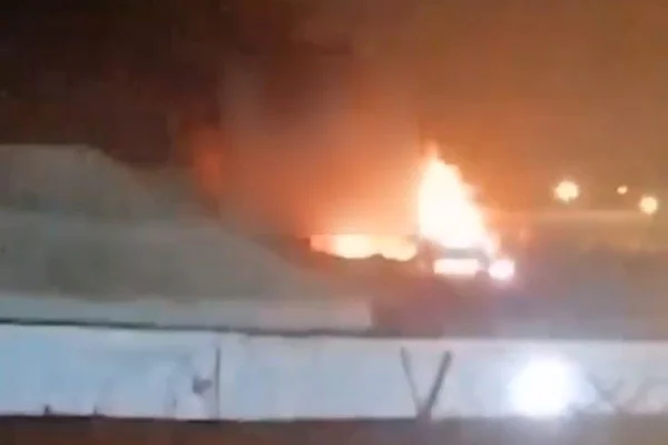 Foto colorida de incêndio após ataque de foguete - Metrópoles