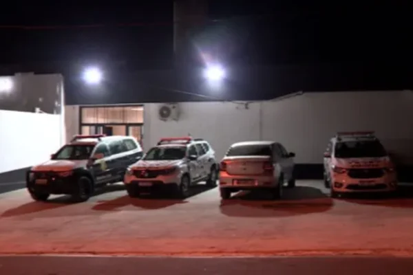 Imagem colorida da fachada da delegacia onde foi registrado o caso do adolescente baleado pelo colega - Metrópoles