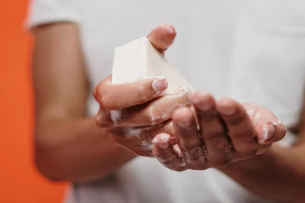 mãos com sabão