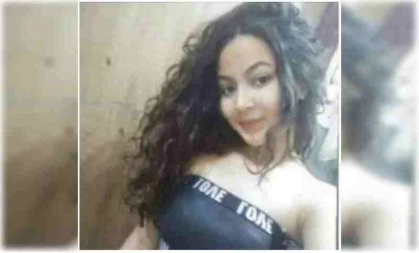 Jovem branca, de roupa preto e cabelos cacheados
