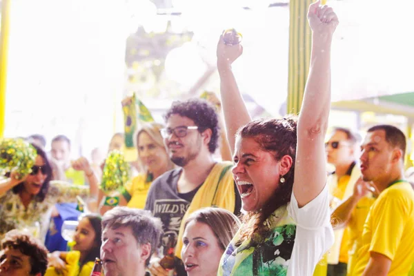 Torcedores do DF vibram com vitória e classificação do Brasil