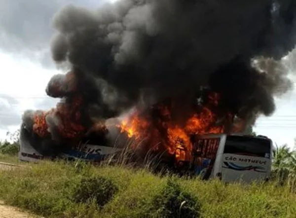ônibus pegando fogo