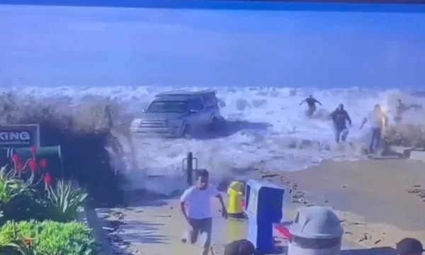 Imagem colorida de momento em que ondas invadem Ventura, na Califórnia (EUA) - Metrópoles