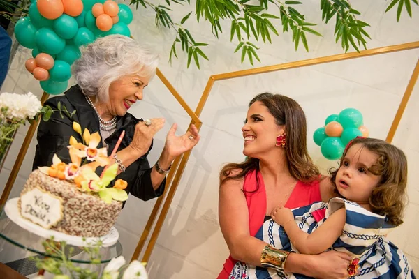 Surpresa! Denise Gebrim celebra aniversário com tarde de beleza