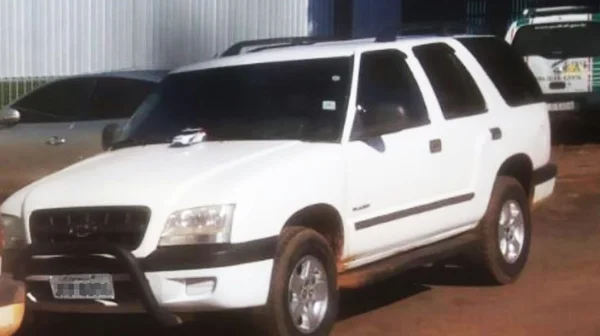 Homem usa carro comprado da PM em leilão para fazer transporte pirata