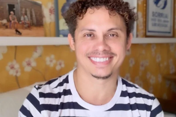 Print de um vídeo colorido de Silvero Pereira - Metrópoles