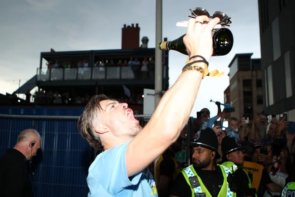 Com 100 mil pessoas nas ruas, veja como foi a festa do Manchester City