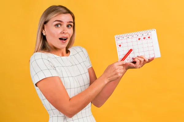 Foto colorida de mulher com calendário