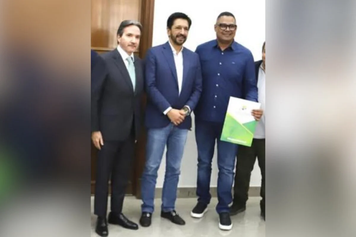 Delegado, prefeito e sindicalista posam para foto Delegado, prefeito e sindicalista posam para foto